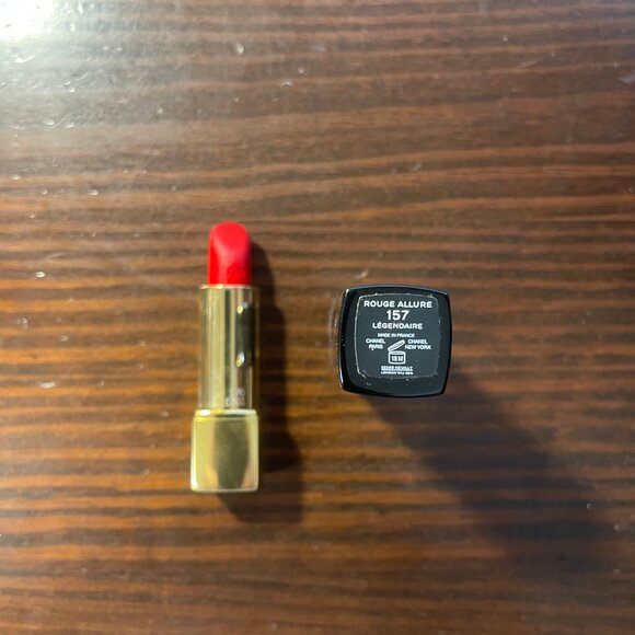 BUNDLE OF CHANEL COSMETICS - Picture 2 of 5